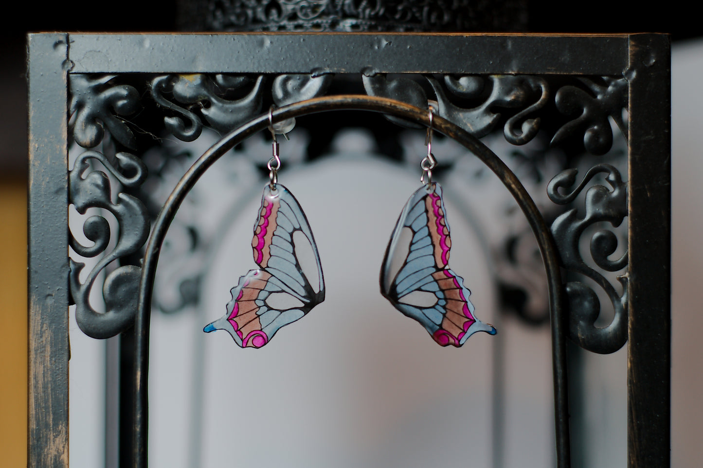 Ailes de papillons bleue, rouge et marron